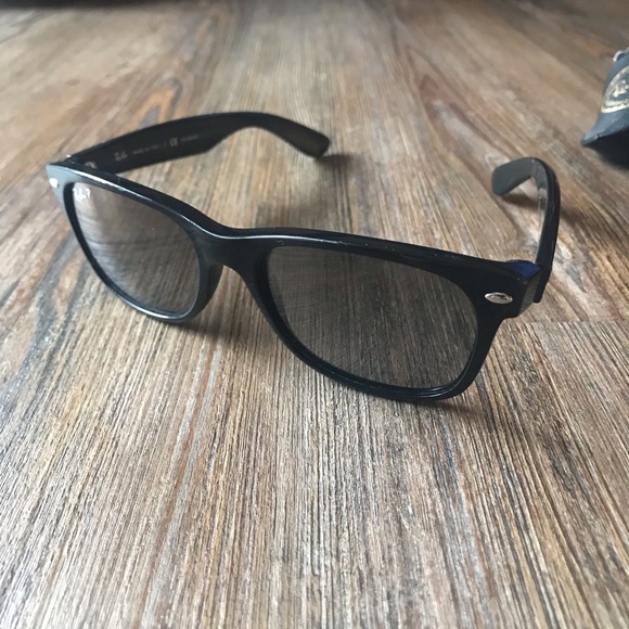 Ray-Ban Wayfarer Polarized Sunglasses | Black | Unisex - Picture 3 of 9